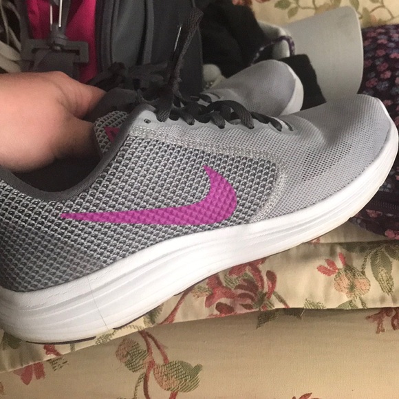 Nike Shoes - NIKE TENNIS SHOES!